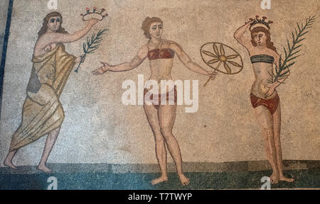 Das Bikini Mädchen Mosaik, zeigt sportliche Frauen, die Sport treiben, römisches Mosaik in der Villa Romana del Casale, Piazza Armerina, Sizilien, Italien. Stockfoto