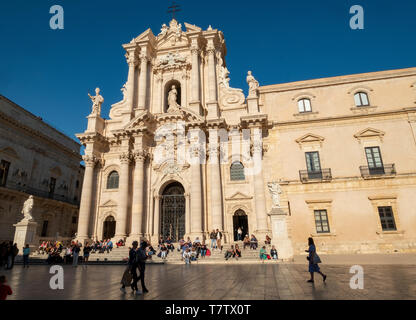 Die Piazza del Duomo auf der Insel Ortigia, Syrakus (Siracusa) Sizilien. Stockfoto