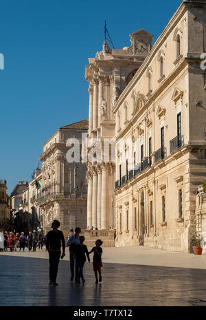 Die Piazza del Duomo auf der Insel Ortigia, Syrakus (Siracusa) Sizilien. Stockfoto