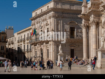 Die Piazza del Duomo auf der Insel Ortigia, Syrakus (Siracusa) Sizilien. Stockfoto