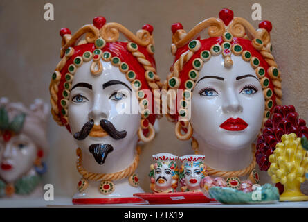 Sizilianische Keramik Köpfe in einem Schaufenster in Syrakus, Sizilien. Stockfoto