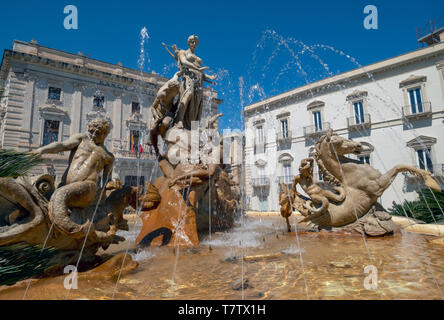 Diana Artemis Brunnen (Brunnen) auf Archimedes Platz (Piazza Archimede) Insel Ortygia, Syrakus, Sizilien, Italien. Stockfoto