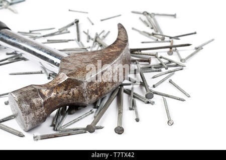 Claw Hammer und Nägel auf weißem Hintergrund. Stockfoto