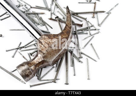 Claw Hammer und Nägel auf weißem Hintergrund. Stockfoto