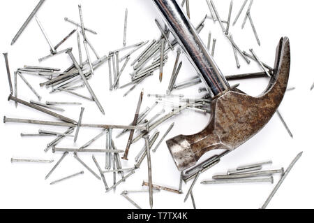 Claw Hammer und Nägel auf weißem Hintergrund. Stockfoto