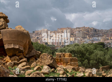 Der Tempel des olympischen Zeus, im Tal der Tempel, im alten Acragas, Sizilien mit der modernen Stadt Agrigento in der Ferne. Stockfoto