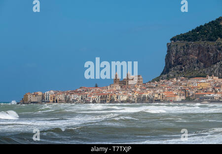 Die Küste von Cefalù an der Nordküste Siziliens. Stockfoto