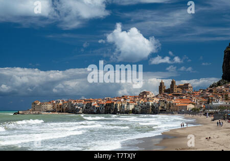 Die direkt am Strand liegt, Cefalu, Sizilien, Italien Stockfoto