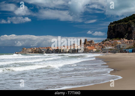 Die direkt am Strand liegt, Cefalu, Sizilien, Italien Stockfoto