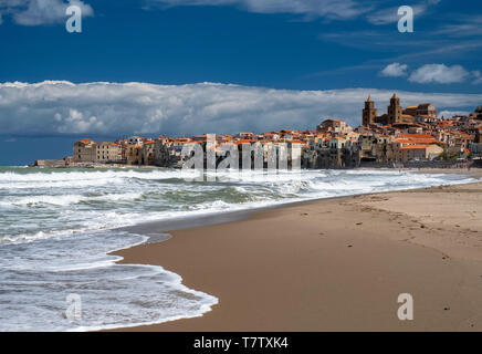 Die direkt am Strand liegt, Cefalu, Sizilien, Italien Stockfoto