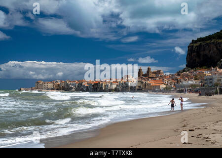 Die direkt am Strand liegt, Cefalu, Sizilien, Italien Stockfoto