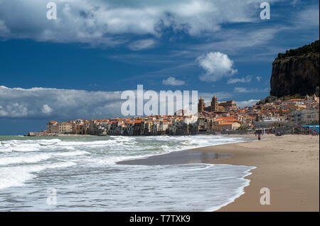 Die direkt am Strand liegt, Cefalu, Sizilien, Italien Stockfoto