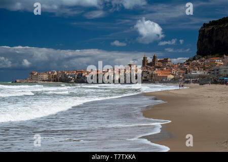 Die direkt am Strand liegt, Cefalu, Sizilien, Italien Stockfoto