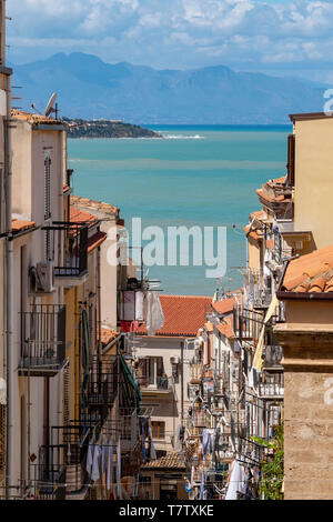 Straße in der Altstadt von Cefalu, Sizilien Stockfoto