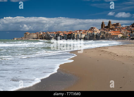 Die direkt am Strand liegt, Cefalu, Sizilien, Italien Stockfoto