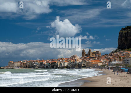 Die direkt am Strand liegt, Cefalu, Sizilien, Italien Stockfoto