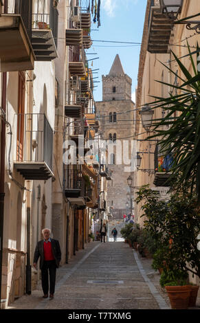 Straße in der Altstadt von Cefalu, Sizilien Stockfoto