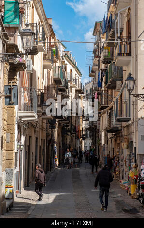 Straße in der Altstadt von Cefalu, Sizilien Stockfoto