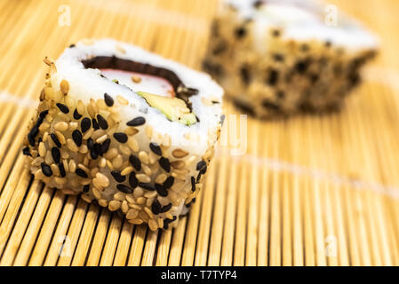 Close-up aus mehreren traditionellen Sushi Snacks. Stockfoto