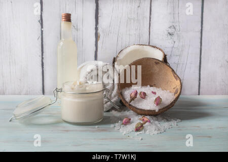Hausgemachte Spa mit natürlichen Zutaten, Kokos und Rosen auf einem Holzbrett. Vordere Fotografie Stockfoto
