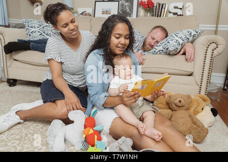 4-köpfige Familie in ihrem Haus nördlich von Philadelphia, 6 Monate altes Baby, 15 Jahre alten Schwester. Stockfoto