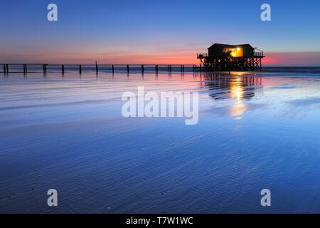 Haus am See am Strand bei Sonnenuntergang, fließendes Wasser bei Ebbe, St. Peter-Ording Nationalpark Schleswig-Holsteinisches Wattenmeer, Schleswig-Holstein Stockfoto