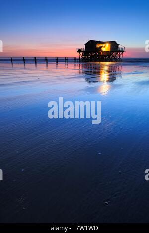 Haus am See am Strand bei Sonnenuntergang, fließendes Wasser bei Ebbe, St. Peter-Ording Nationalpark Schleswig-Holsteinisches Wattenmeer, Schleswig-Holstein Stockfoto