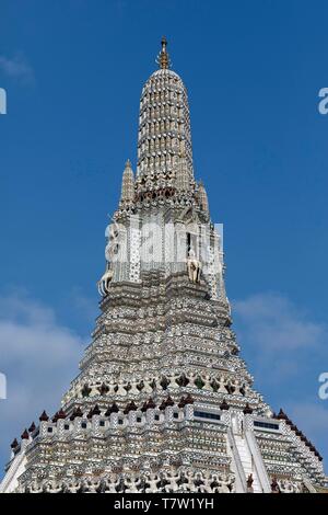 Wat Arun, Tempel der Morgenröte, Phra Prang, Main Tower, Bangkok Yai Stadtteil Thonburi, Bangkok, Thailand Stockfoto