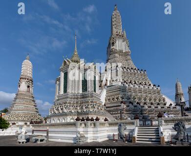 Wat Arun, Tempel der Morgenröte, Mondop und Phra Prang, Main Tower, Bangkok Yai Stadtteil Thonburi, Bangkok, Thailand Stockfoto