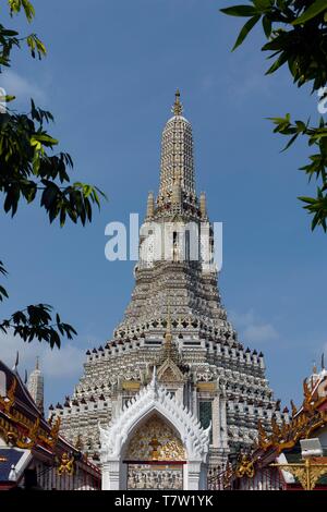 Wat Arun, Tempel der Morgenröte, Phra Prang, Main Tower, Bangkok Yai Stadtteil Thonburi, Bangkok, Thailand Stockfoto