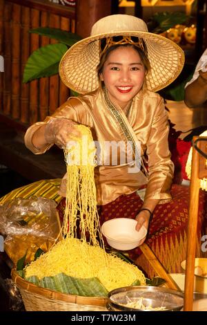 Junge Frau Vorbereiten einer Nudelsuppe, Thai Nudelsuppe Kuai Tiao und Guay Tiew, Thai Food, Thailand Stockfoto