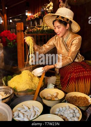 Junge Frau Vorbereiten einer Nudelsuppe, Thai Nudelsuppe Kuai Tiao und Guay Tiew, Thai Food, Thailand Stockfoto