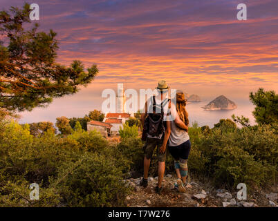 Junges Paar an die Aussicht am Kap Gelidonya Leuchtturm in Antalya, Türkei ein beliebter Ort entlang Weitwanderweg Lykischen Weg suchen. Stockfoto