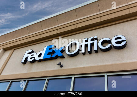 HUDSON, WI/USA - Mai 4, 2019: FedEx Office Außen- und Logo. Stockfoto