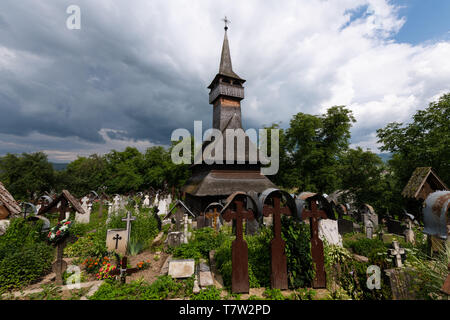 Ieud Hill Kirche und ihren Friedhof, der ältesten hölzernen Kirche im Banat, Rumänien unter dramatischen Himmel. Die Kirche gehört zu einer Sammlung von Holz- Chur Stockfoto