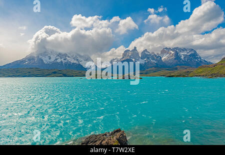 Anden Gipfel der Torres del Paine Nationalpark & türkisblauen Pehoe See: Paine Grande, Cuernos Del Paine Torres del Paine. Patagonien, Chile. Stockfoto