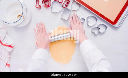 Flach. Schritt für Schritt. Rolling Zucker Plätzchenteig mit Metall Rolling Pin. Stockfoto