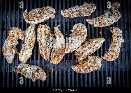 Huhn kochen auf einem Grill gewürzt. Stockfoto