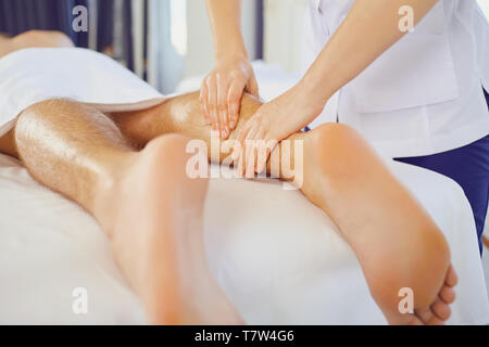 Fußmassage. Masseur Massage den Client. Stockfoto