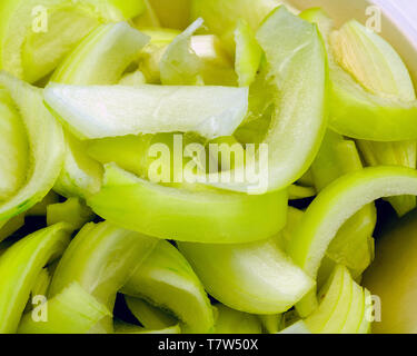 Ein Gericht frisch geschälte Zwiebeln, grob geschnitten wurden. Stockfoto