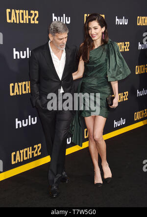 HOLLYWOOD, CA - 07. Mai: George Clooney und Amal Clooney kommen an der US-amerikanischen Premiere von Hulu 'Catch-22' in TCL Chinese Theatre am Mai 07, 2019 in Hollywood, Kalifornien. Stockfoto