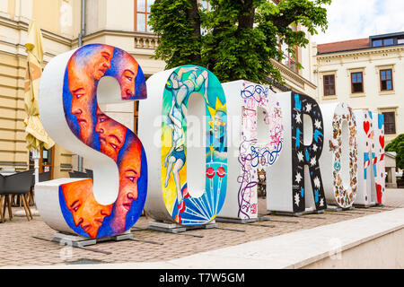 Das Wort Sopron in großen 3D Buchstaben geschrieben gemalten abstrakten Stockfoto