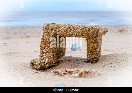 Sea Breeze - Eine erodierten Betonklotz an einem Strand in Norfolk, Großbritannien. Stockfoto