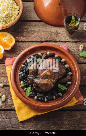 Marokkanische Tajine von Huhn und Pflaumen, Ansicht von oben Stockfoto