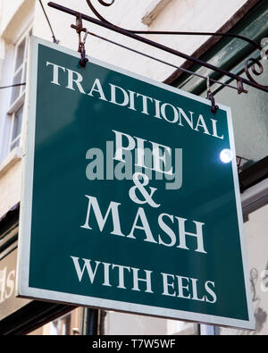 London, Großbritannien - 19 April 2019: ein Zeichen außerhalb einer traditionellen Kuchen und Brei shop in London, UK. Stockfoto