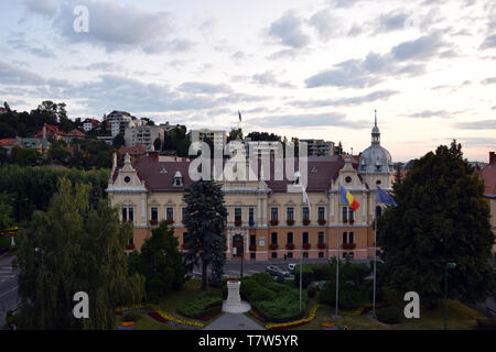 Brasov, Rumänien - August 2017: Rathaus der Stadt Brasov (primaria Municipiului Timisoara). Siebenbürgen, Rumänien. Stockfoto