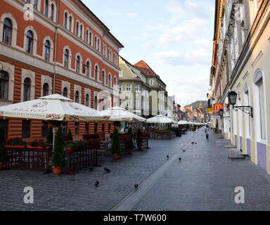 Brasov, Rumänien - August 2017: Strada Politehnicii Straße in Brasov Stadtzentrum. In Kronstadt, Siebenbürgen, Rumänien. Stockfoto