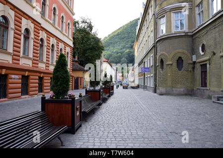 Brasov, Rumänien - August 2017: Strada Republicii Straße in Kronstadt Stadtzentrum. In Kronstadt, Siebenbürgen, Rumänien. Stockfoto