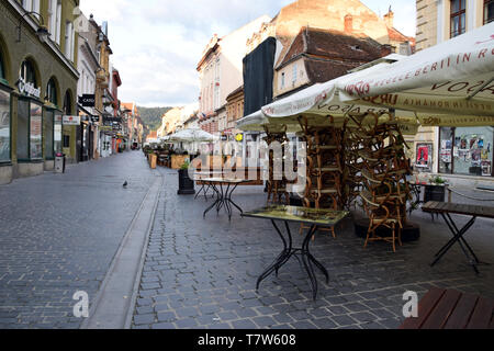 Brasov, Rumänien - August 2017: Strada Republicii Straße in Kronstadt Stadtzentrum. In Kronstadt, Siebenbürgen, Rumänien. Stockfoto