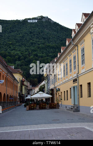 Brasov, Rumänien - August 2017: Strada Apollonia Hirscher Straße in Brasov Stadtzentrum. In Kronstadt, Siebenbürgen, Rumänien. Stockfoto